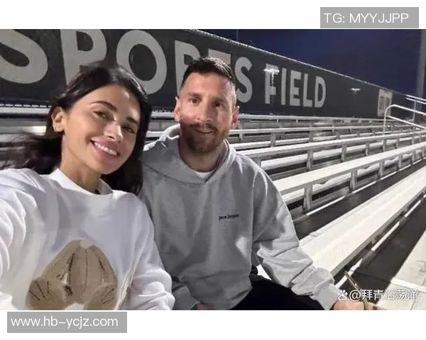 足球明星与女友甜蜜合影展现幸福生活瞬间引发粉丝热议